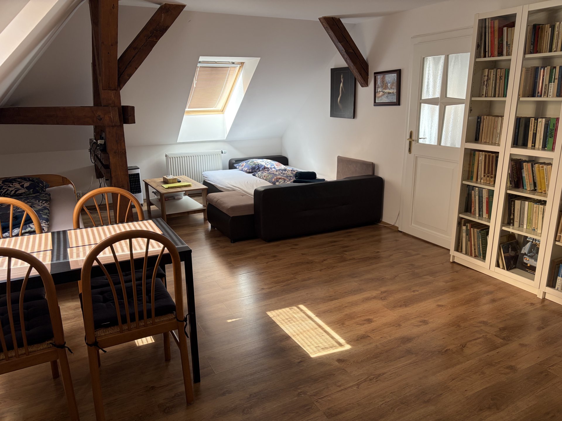 Apartmán v podkroví — pohled do obývacího pokoje